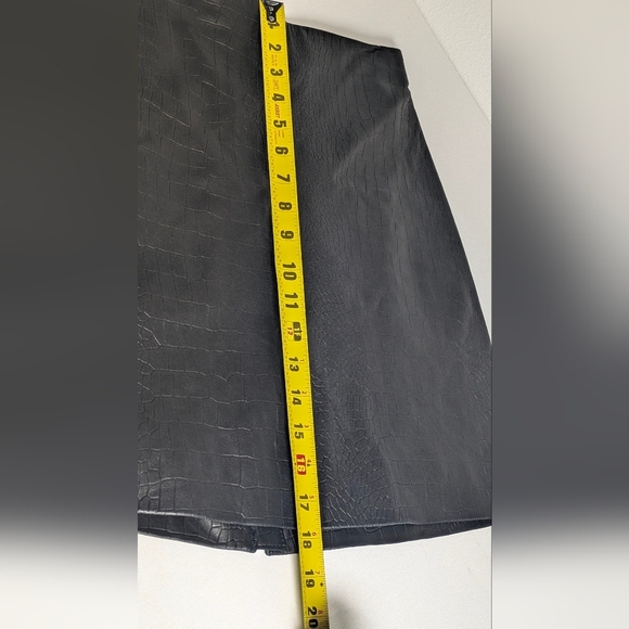 H&M Women's Leather Mini Flare Skirt Black Crocodile patterned Silver Zip Sz 6 - Picture 6 of 9